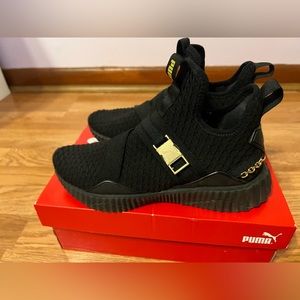 Puma Defy Mid shoes, size 7